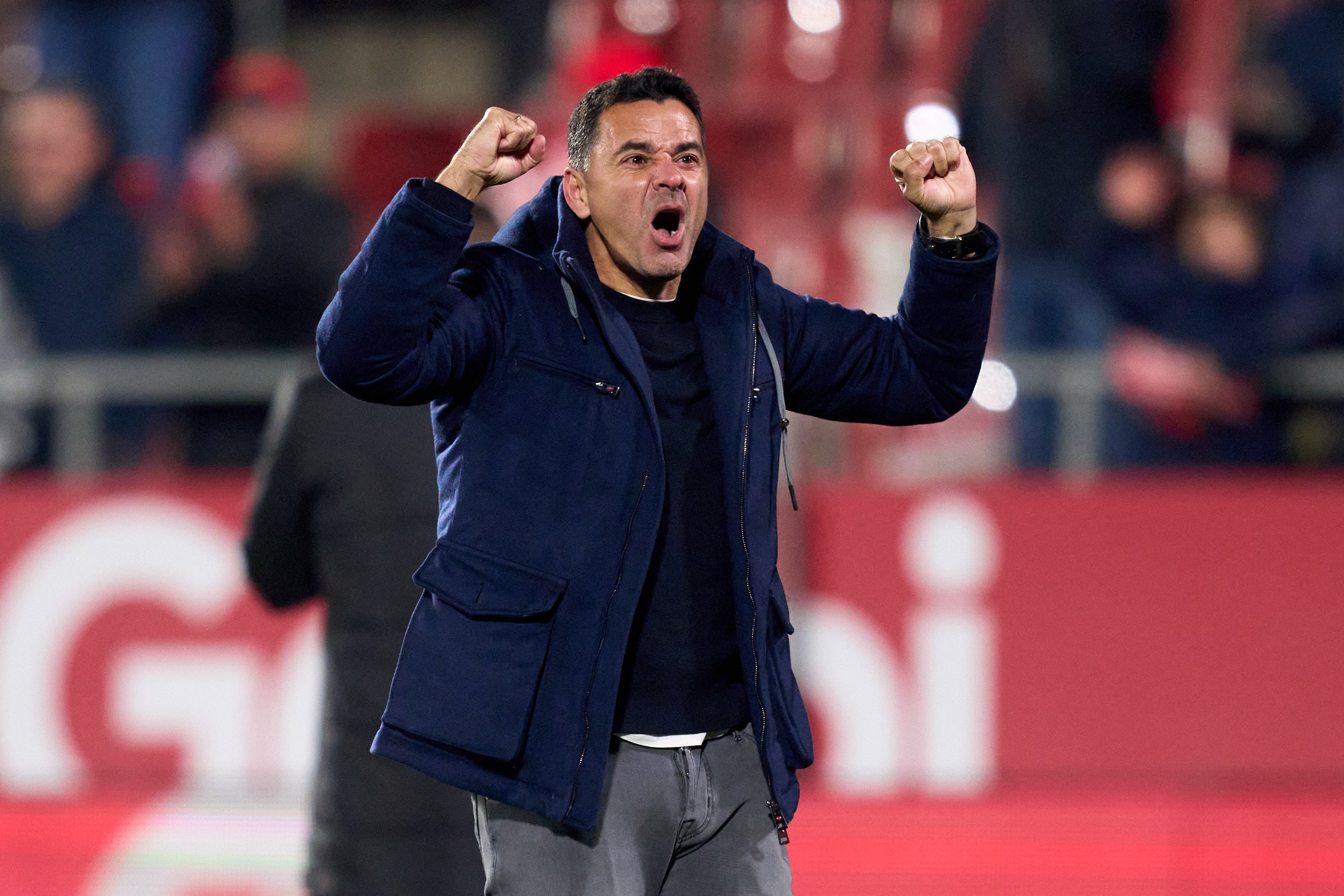 Michel, el entrenador del Girona, celebra la victoria del equipo ante el Alavés