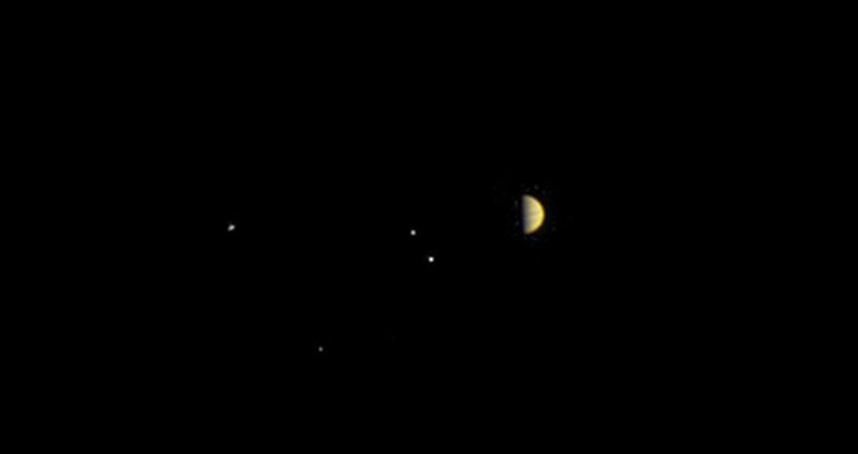 Imagen obtenida por una cámara que viaja a bordo de la sonda espacial de la NASA Juno en su aproximación a Júpiter, el planeta más grande del sistema solar. 