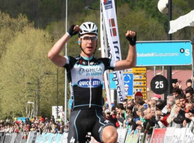 Tony Martin levana los brazos para celebrar su victoria en la segunda etapa de la Vuelta