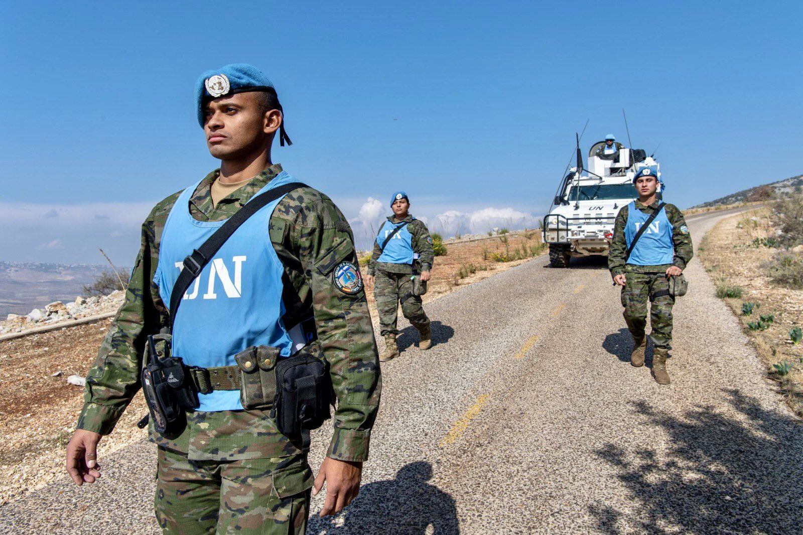 Soldados en la Blue Line