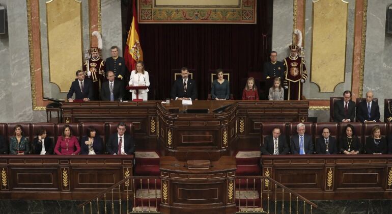 Ana Pastor, presidenta del Congreso, durante su discurso en la apertura de las Cortes, presidida por los reyes Felipe VI y Letizia.