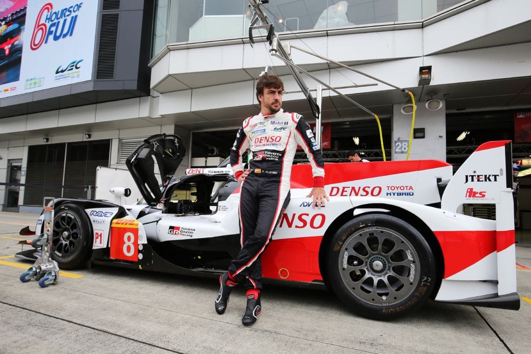 Alonso posa junto a su Toyota antes de participar en las 6 horas de Fuji