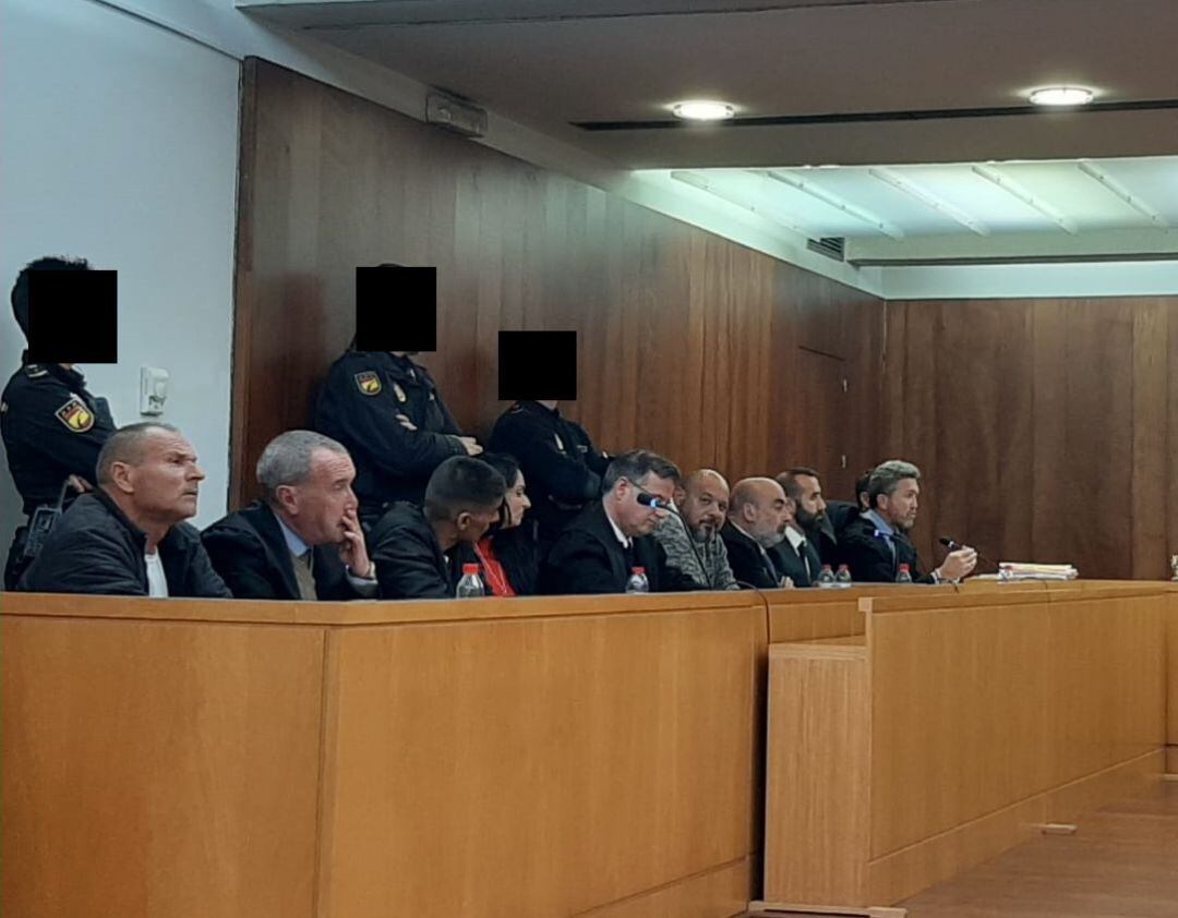 Los cuatro acusados del clan de 'Los Gasolinas', junto a sus defensas, durante el juicio