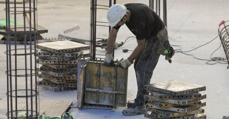 Un empleado de la construcción trabaja en una obra de Castellón