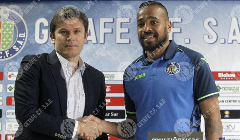 El director deportivo Toni Muñoz junto al uruguayo Alvaro Pereira