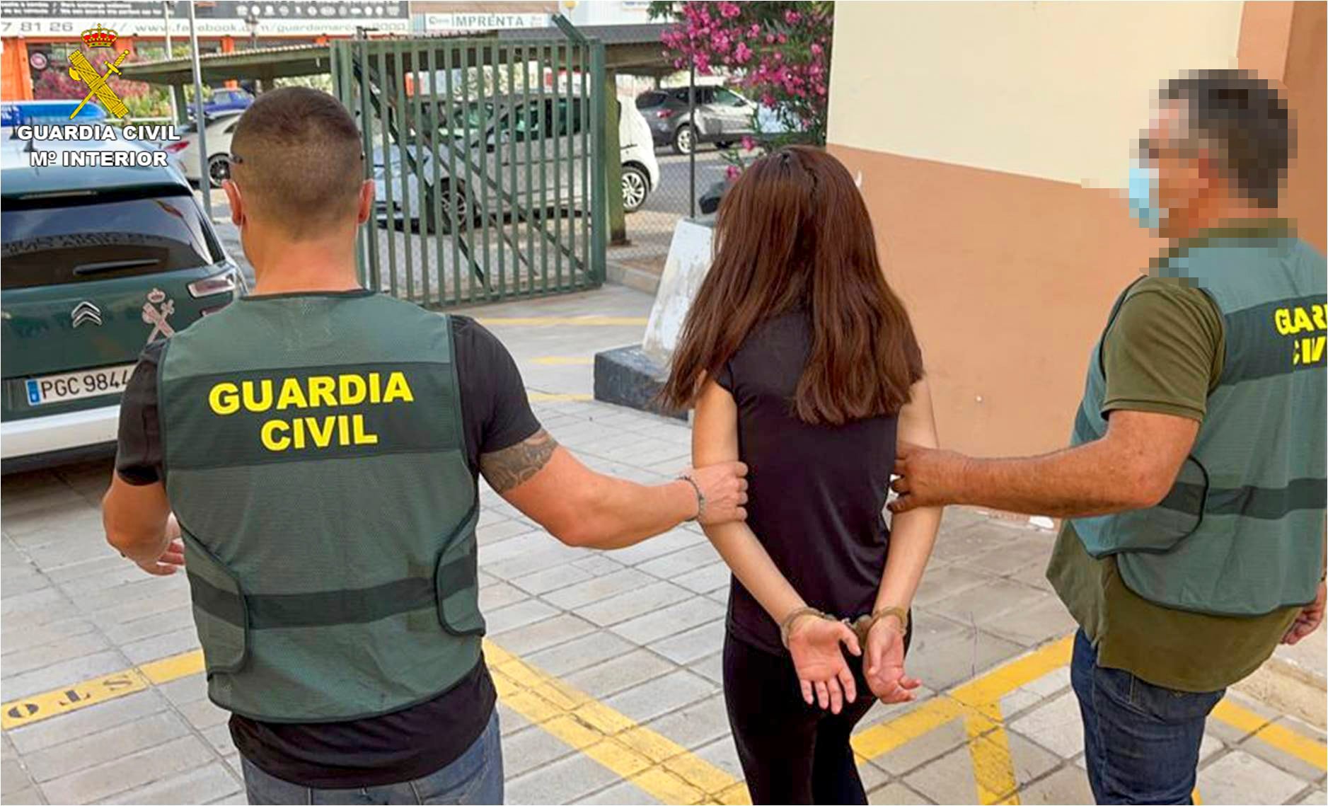 La mujer de origen albanesa y de 32 años detenida en Bigastro (Alicante) tras la muerte de su hijo de 27 meses ha sido acusada de matar al menor y de ejercer sobre él un maltrato continuado, así como también de lesionar al hermano gemelo del niño.