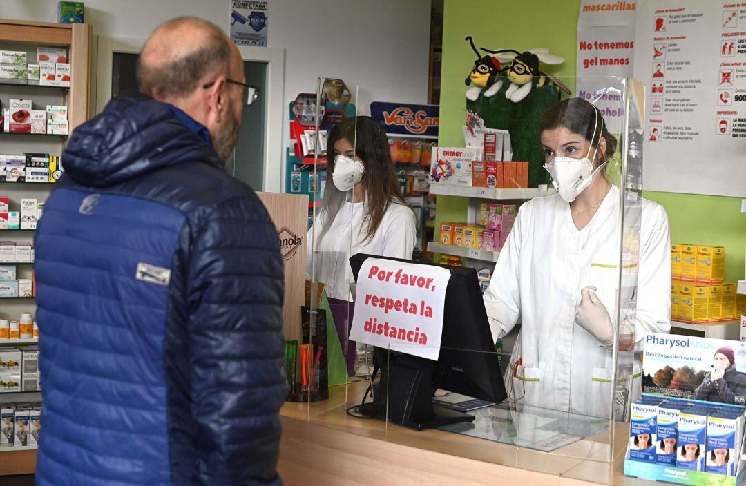 Una farmacia de Alcalá de Henares este lunes en el que España arranca la semana laboral ya en plena vigencia de las medidas del Ejecutivo para afrontar la crisis por coronavirus. 