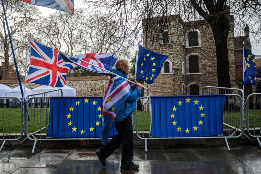 Manifestantes anti-brexit protestan en los aledaños del Parlamento británico