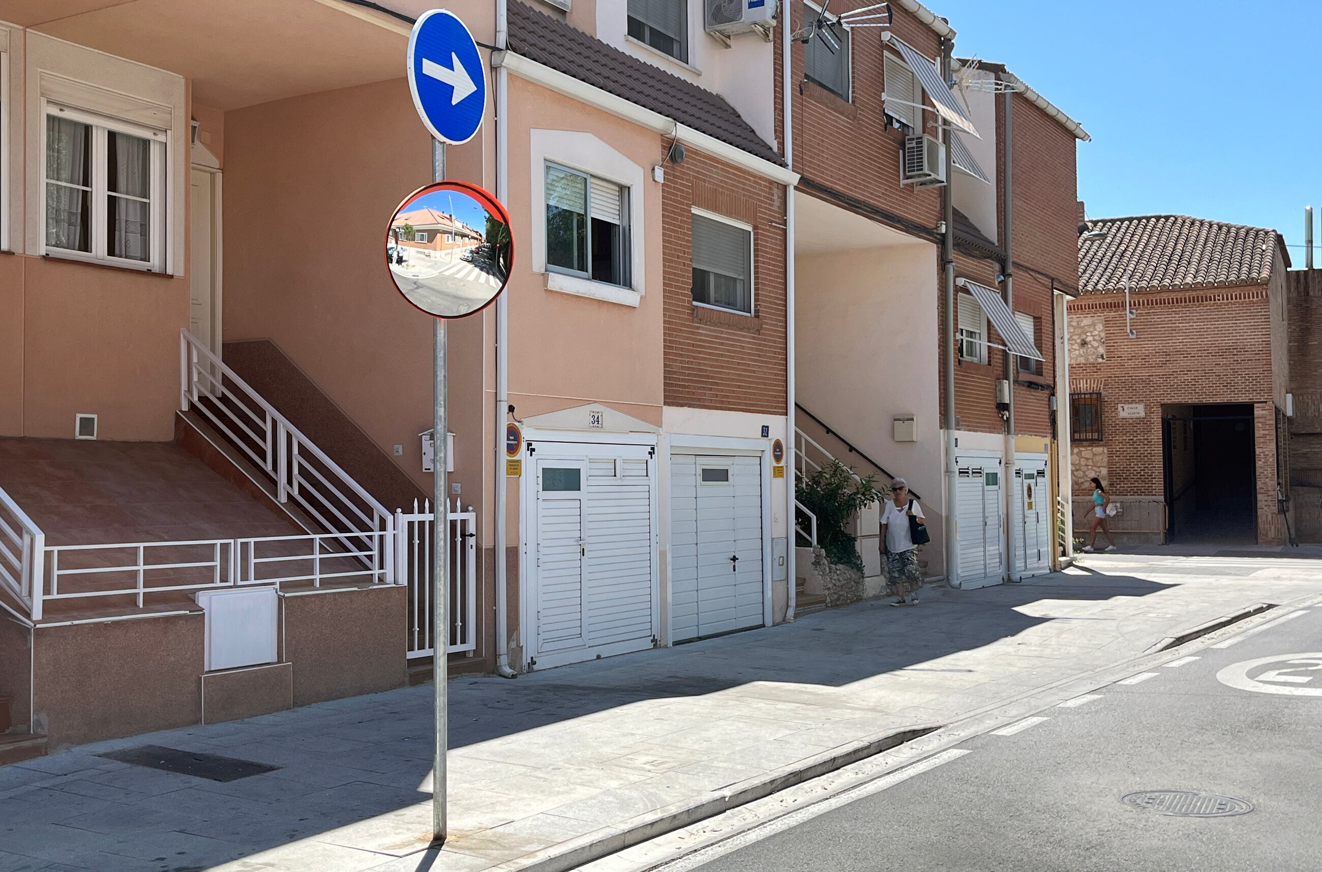 Espejo panorámico en la calle Chorrillo Alta de Paracuellos de Jarama