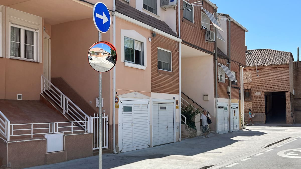 Instalados 40 espejos en intersecciones de Paracuellos de Jarama para mejorar la seguridad vial