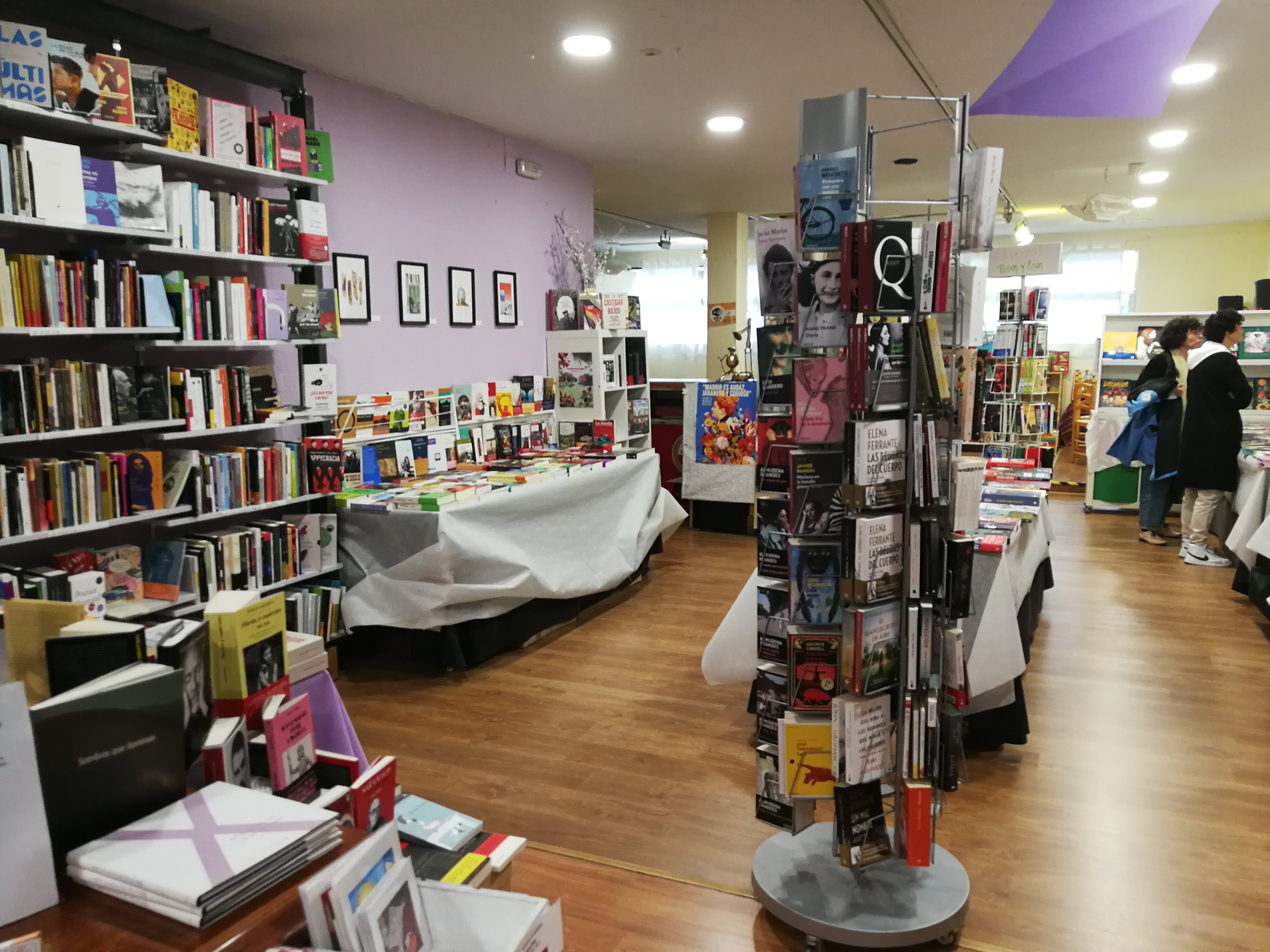 'La Libre de Barrio' lleva diez años con un modelo participativo de librería con actividades diarias