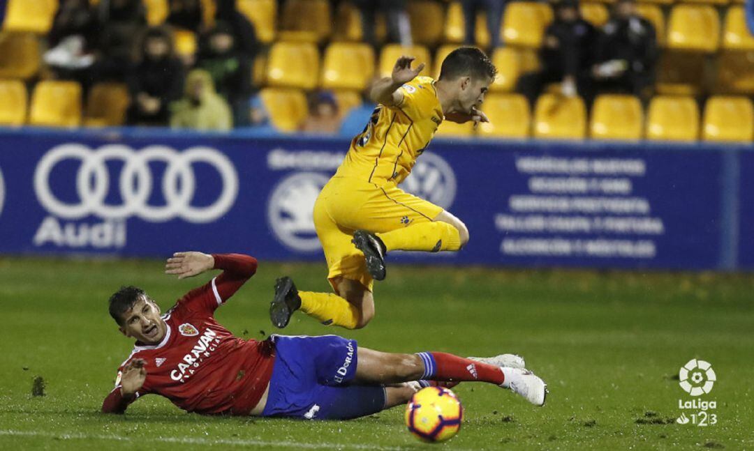 Álex Muñoz frena el avance de un jugaodr del Alcorcón en el partido de la primera vuelta jugador en Santo Domingo