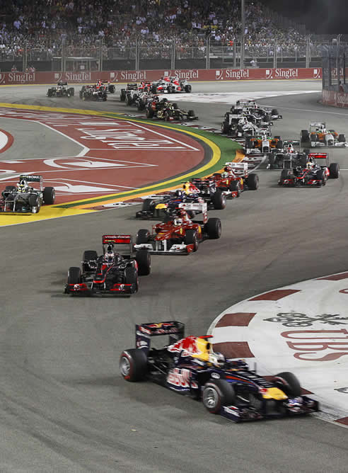 El alemán Vettel liderando la carrera durante el Gran Premio de Singapur.