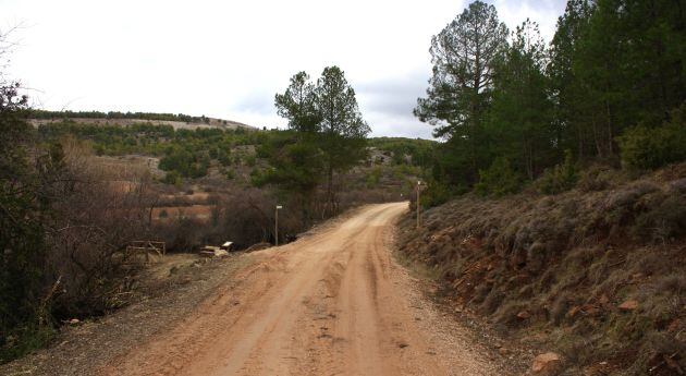 La ruta discurre por un camino bien acondicionado marcado como sendero CU-05.