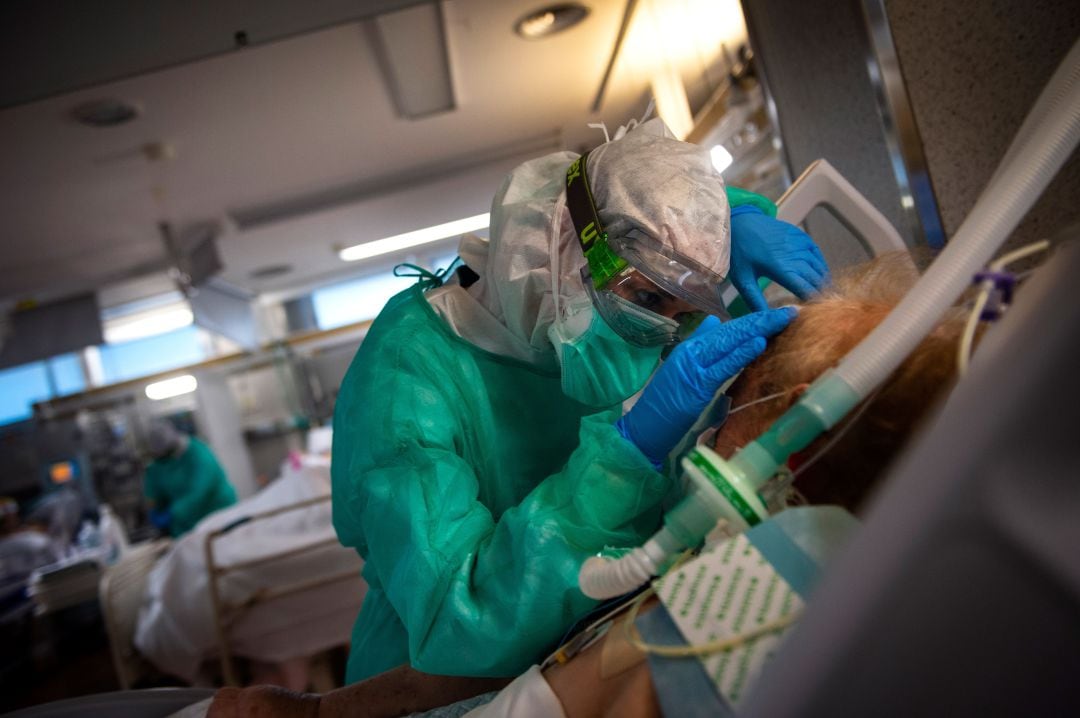 Una enfermera cuidando de una paciente con COVID-19.