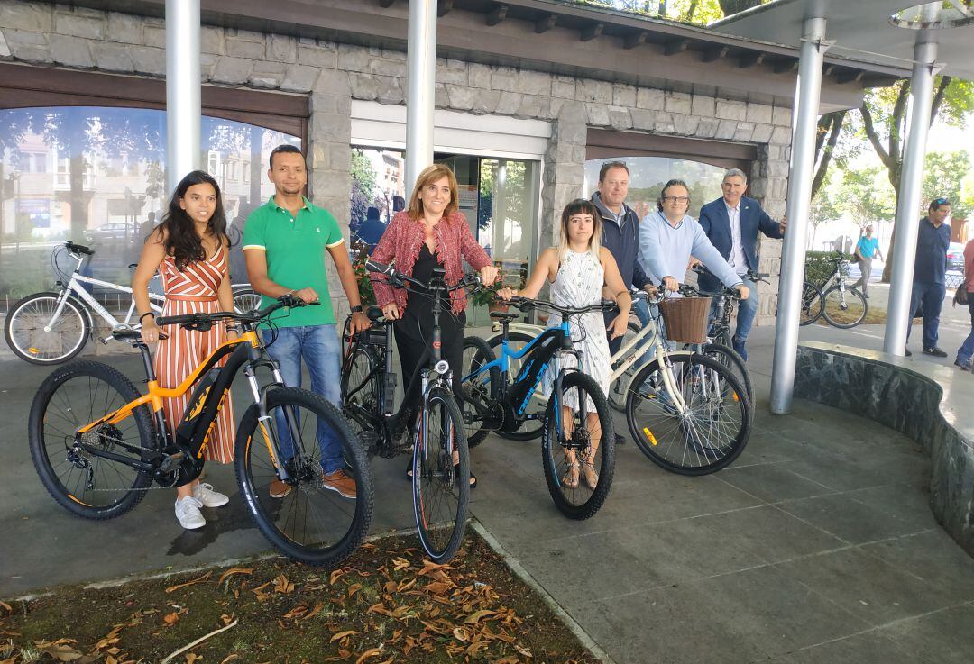La Concejala de Movilidad y Espacio Público Amaia Barredo y responsables de la empresa Capital Bikes 
