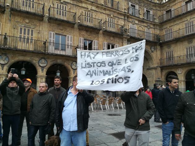 El mensaje de dos participantes en la manifestación de los cazadores en Salamanca.