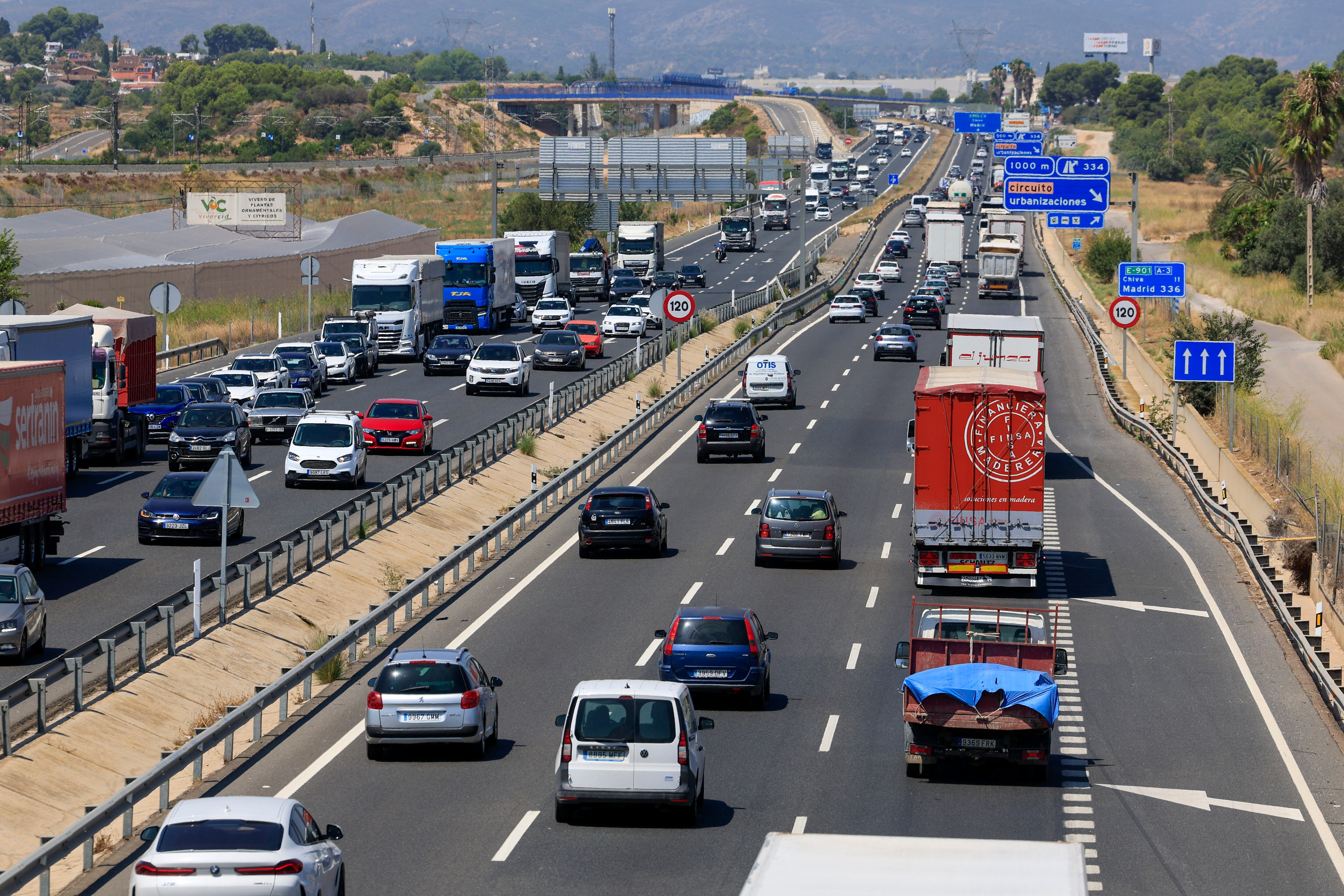 Tráfico en la salida de Valencia en la A3 este jueves, en el que se inicia la operación salida de las vacaciones de agosto.