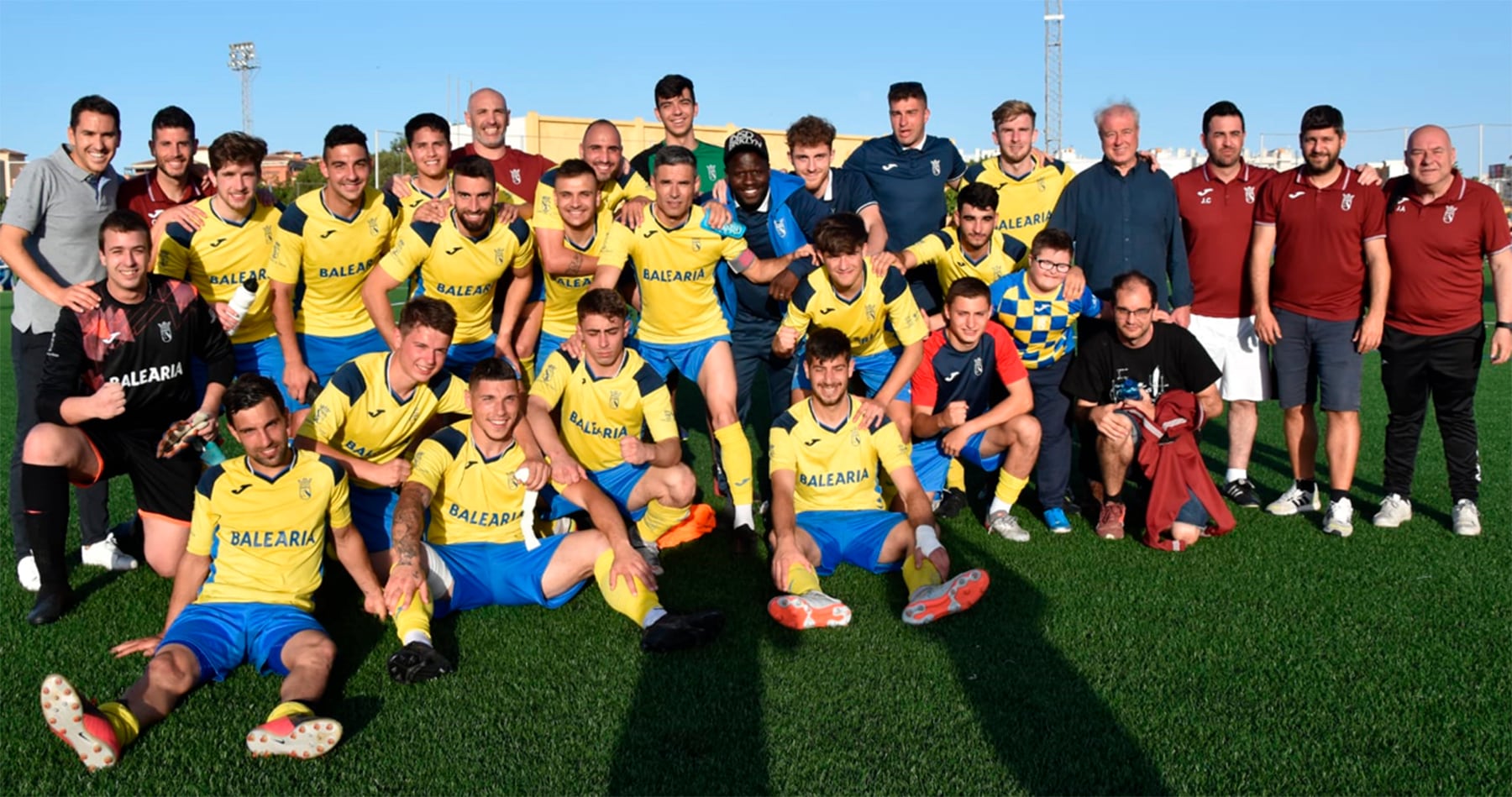 Plantilla del CD Dénia, celebrando el fin de la liga.