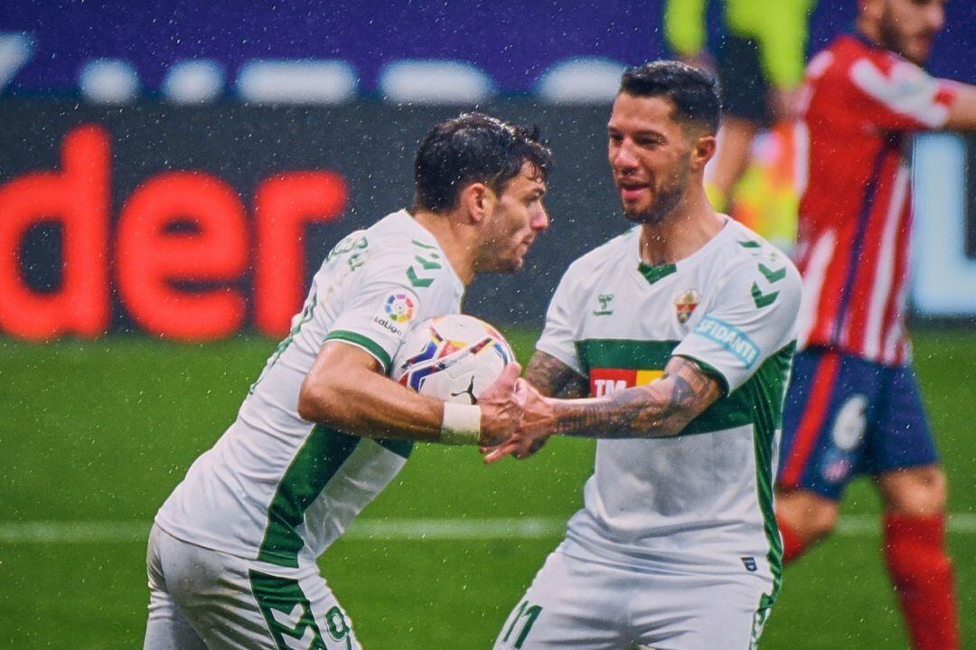 Lucas Boyé, con el balón tras marcar su gol, fue el mejor del Elche