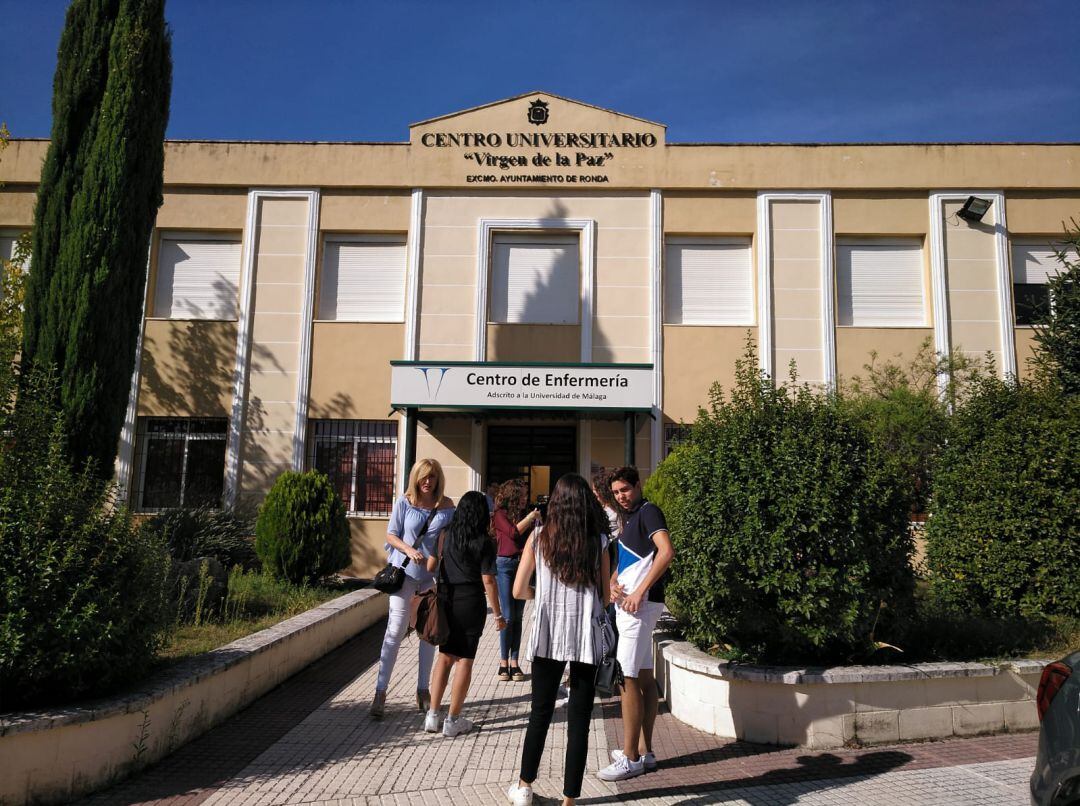 Entrada principal del centro rondeño &#039;Virgen de la Paz&#039;