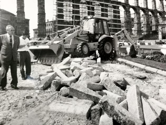 Ramón Escobar observa obras en la Plaza Oriental junto al Acueducto cubierto con un andamio para su restauración