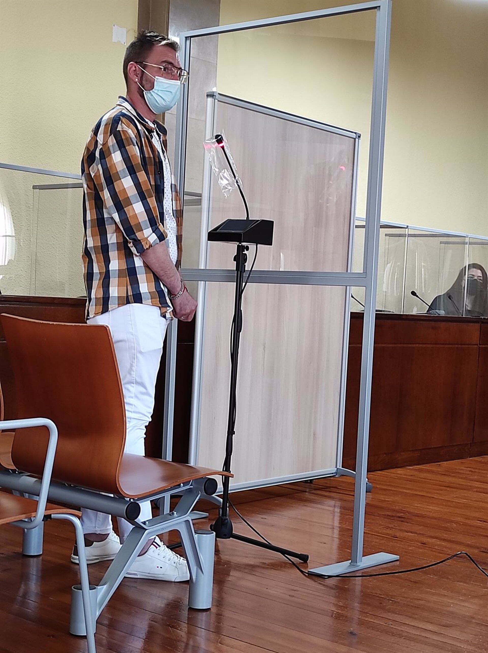 El acusado durante el juicio.