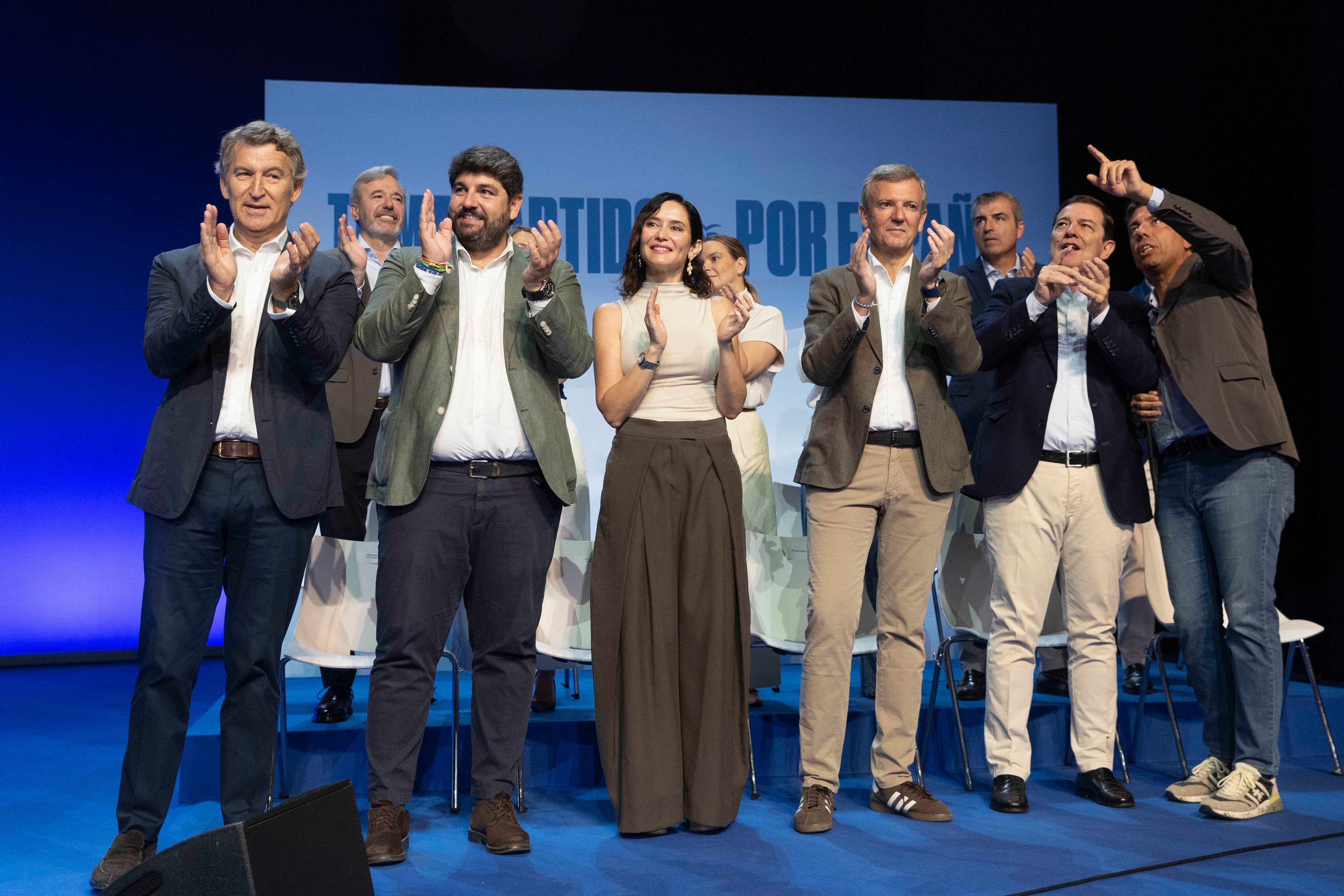 MUR01.MURCIA, 28/09/2025.- El presidente del PP, Alberto Núñez Feijóo (i), acompañado por los presidentes autonómicos de Murcia Fernando López Miras (3i), de Aragón Jorge Azcón (2i), Isabel Díaz Ayuso (4i) de Madrid, de Baleares Marga Prohens (5d), Alfonso Rueda (3d) de Galicia, Fernández Mañueco (2d) de Castilla y León y de Valencia Carlos Mazón (d) durante el acto de clausura del encuentro que ha reunido este fin de semana con los barones de su partido Murcia. EFE/Marcial Guillén
