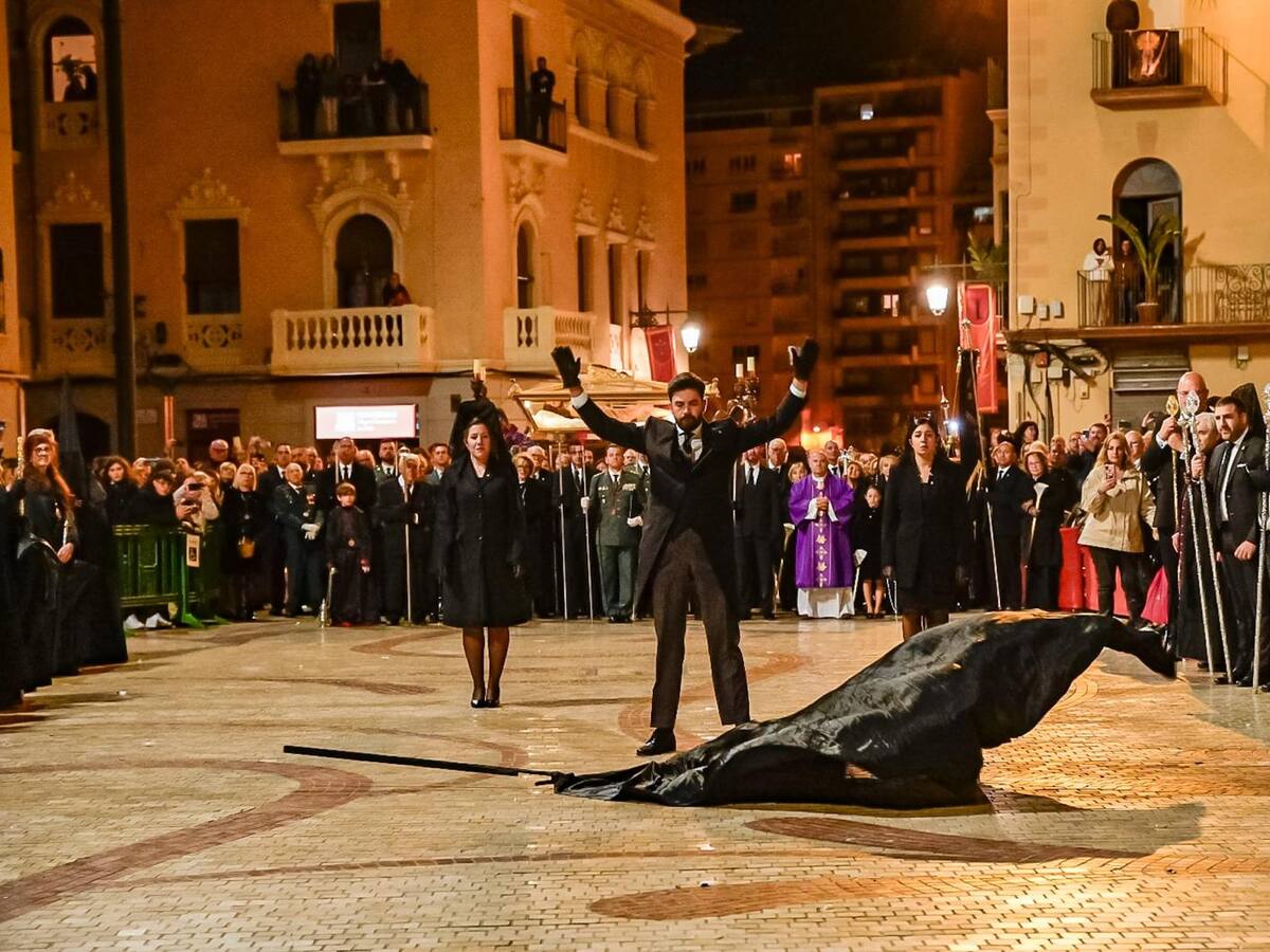 Elche "Trenca el Guió" como manda la tradición en Viernes Santo