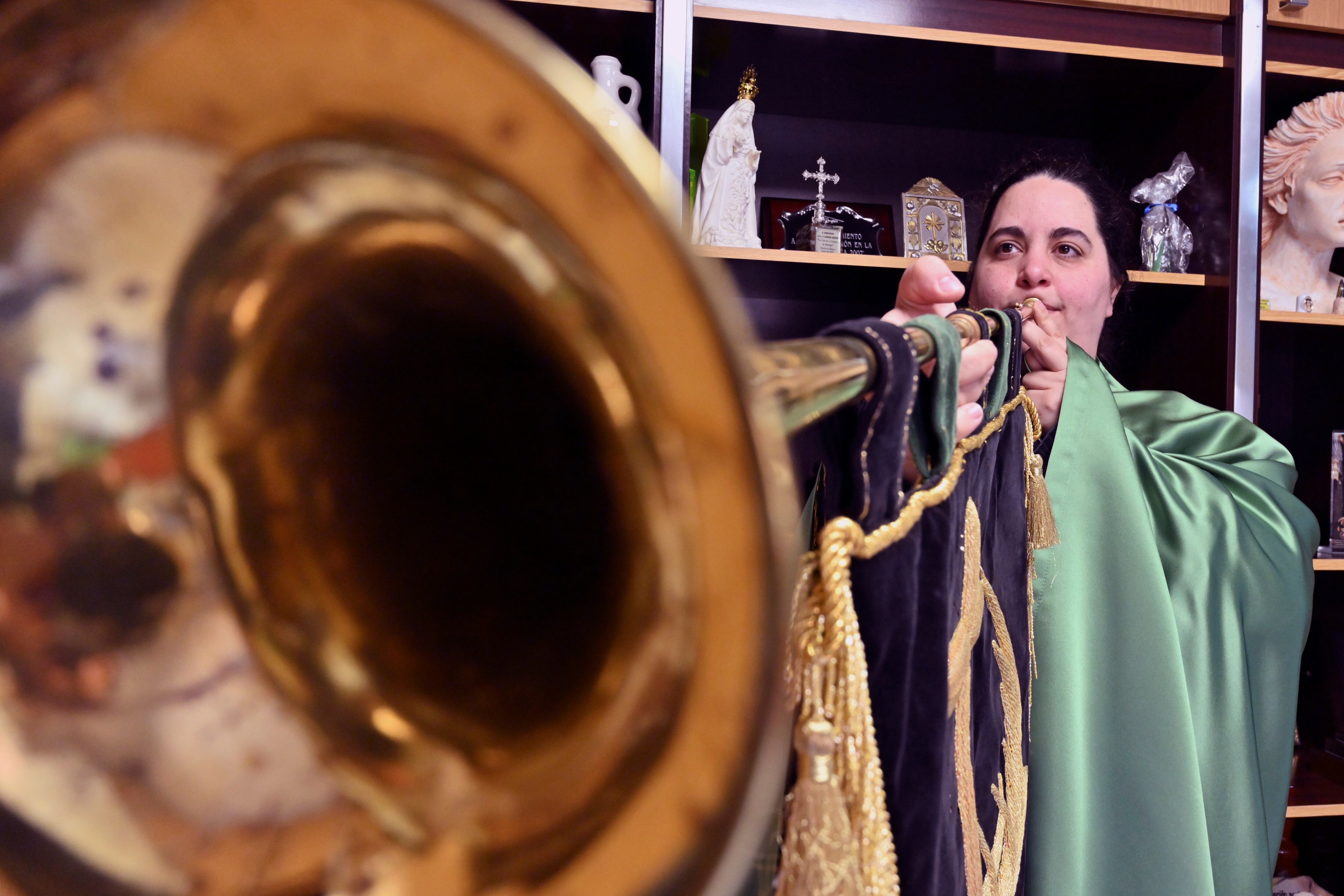 PALENCIA, 03/04/2025.- Patricia Simón tiene 34 años y es la única mujer que toca el tararú, el sonido más característico de la Semana Santa palentina. Lo hace en la cofradía de la Vera Cruz, la más antigua de Palencia, y explica en una entrevista a EFE cómo las mujeres van ocupando poco a poco espacios en las cofradías que antes solo estaban reservados para hombres. EFE/Almudena Álvarez