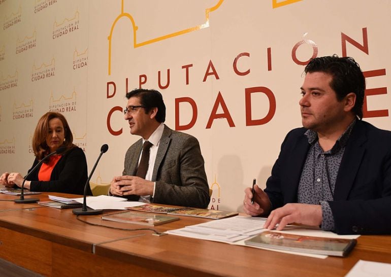 El presidente de la diputación, José Manuel Caballero, en la presentación de &quot;Un paseo real&quot; junto a los vicepresidentes David Triguero y Jacinta Monroy