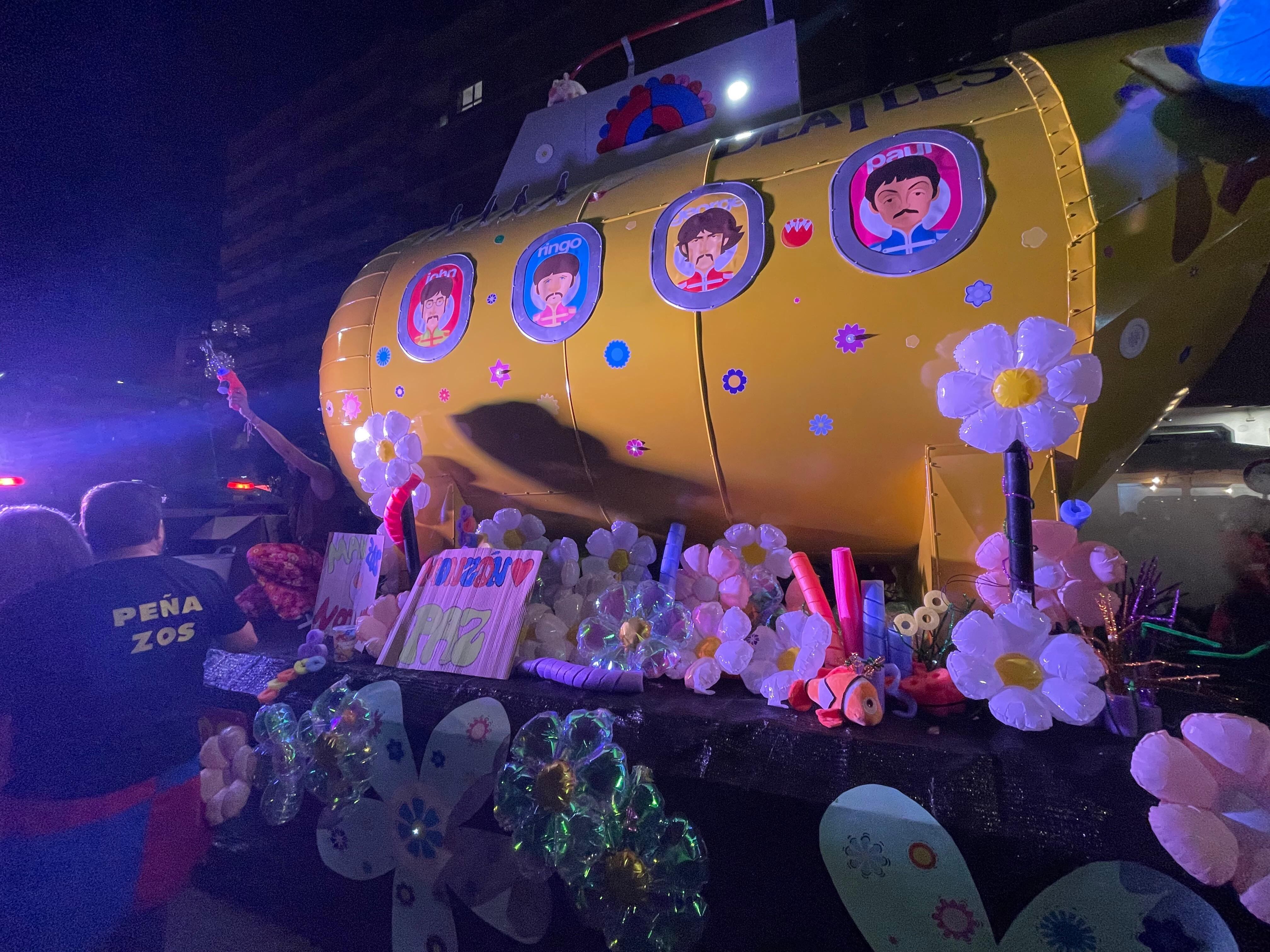 La Peña Zos con The Beatles fue tercera en el concurso de carrozas. Foto: Ayto. de Monzón