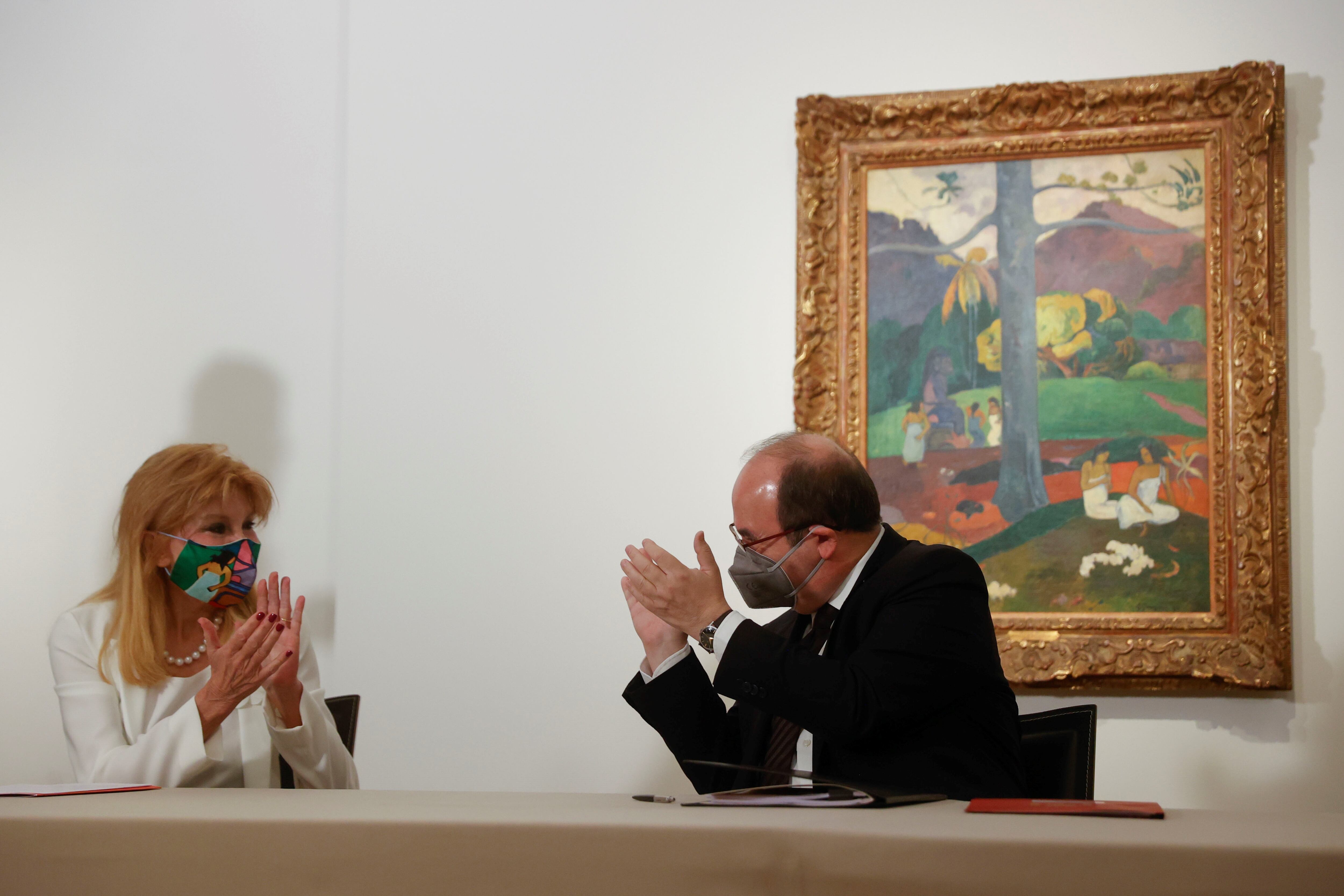 El ministre de Cultura i Esport espanyol, Miquel Iceta, Carmen Cervera han signar aquest dimecres el contracte d'arrendament de la col·lecció d'aquesta última per a la seva exposició