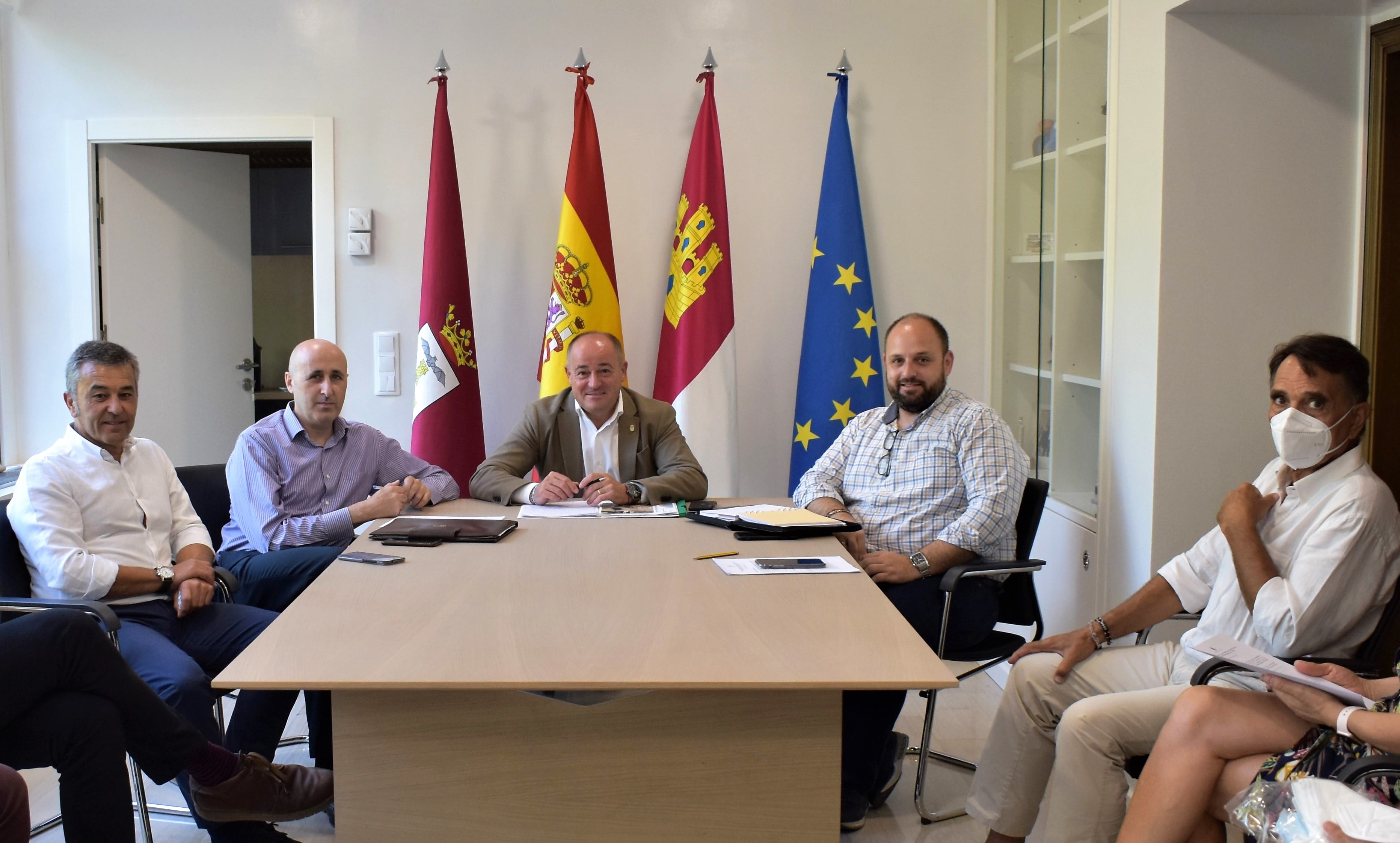 El alcalde, Emilio Sáez, reunido en la Casa Consistorial con el presidente de la CHJ, Miguel Polo, y su equipo técnico
