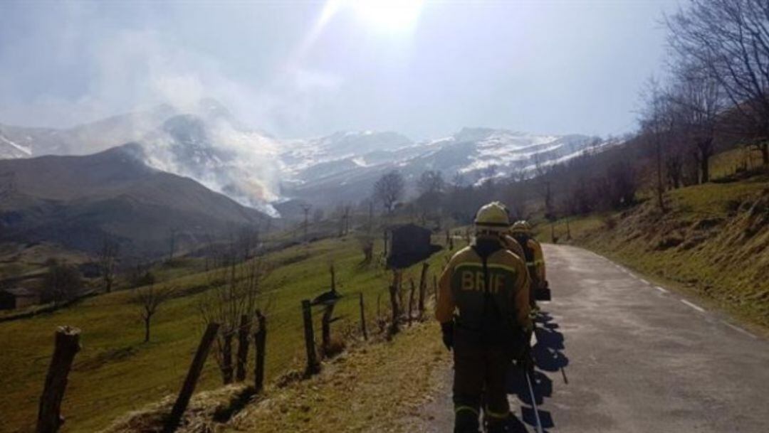 Permanece activo un incendio forestal de los 10 provocados hoy en Cantabria