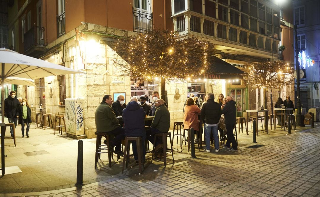 Comensales sentados en la terraza de un establecimiento de Santander