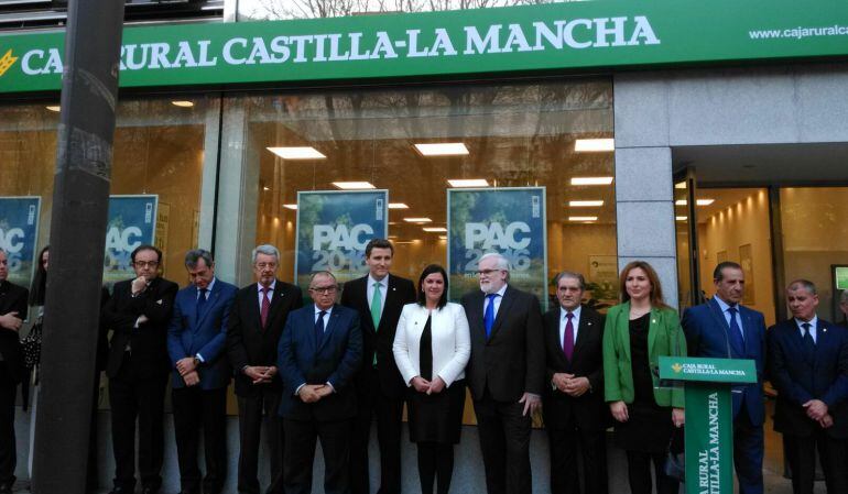 Autoridades y directivos de Caja Rural Castilla la Mancha en la apertura de la primera oficina de la entidad en Puertollano