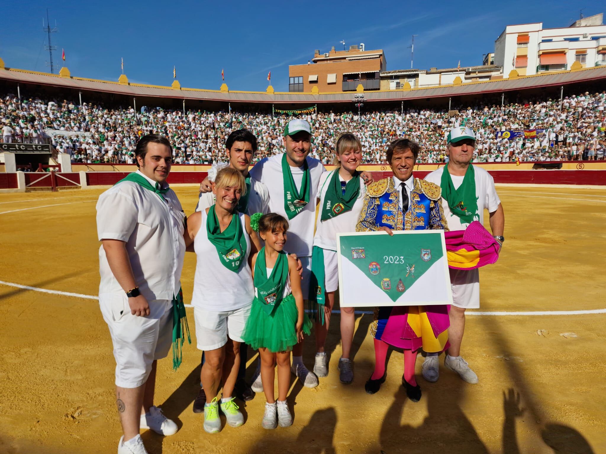 Homenaje de las Peñas Recreativas de Huesca a El Cordobés antes de la corrida