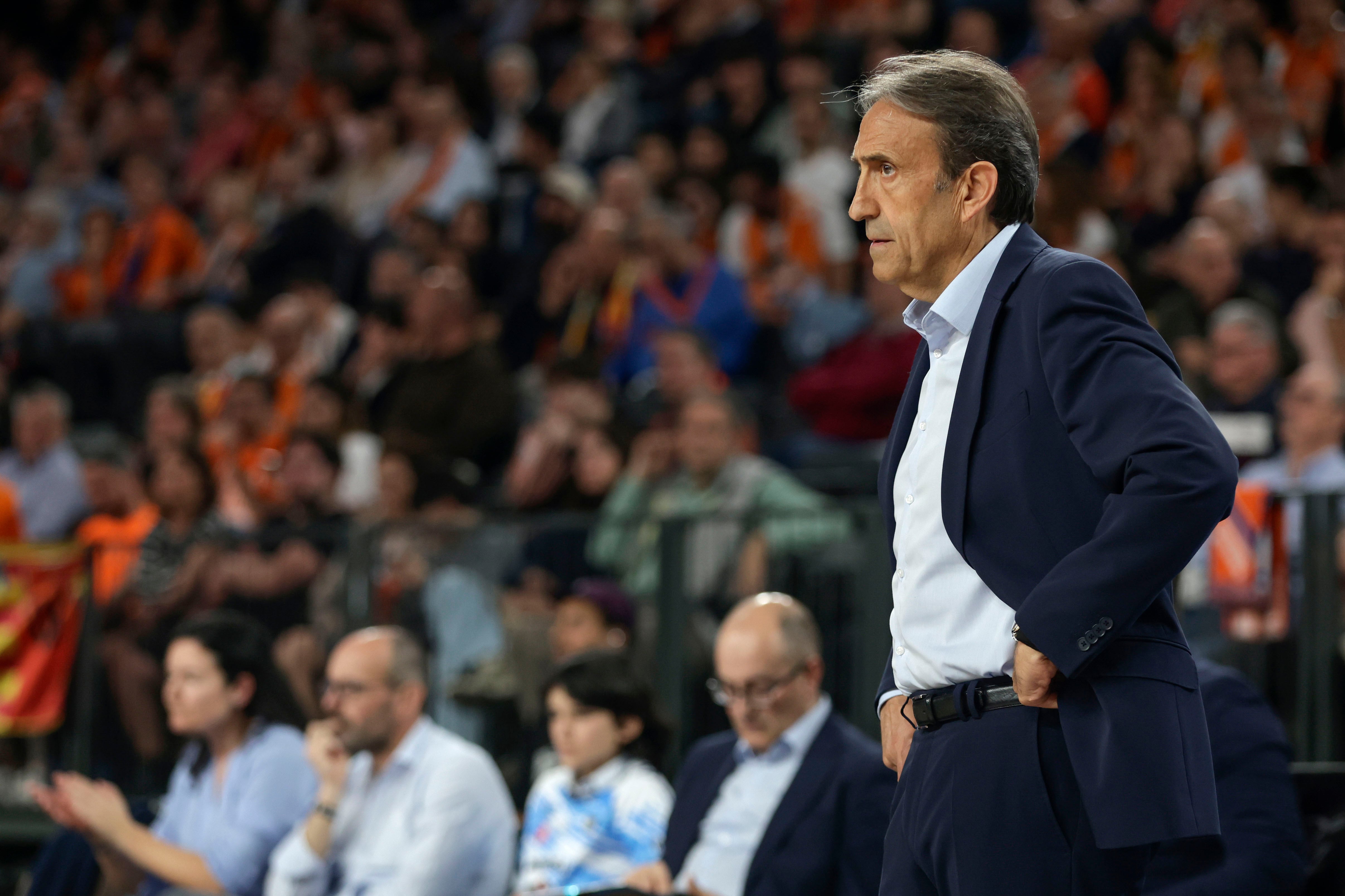 VALENCIA, 05/04/2026. El técnico de Rio Breogan, Luis Casimiro, durante el encuentro correspondiente a la fase regular de la Liga Endesa que disputan este Domingo Valencia Basket y Rio Breogan en el Roig Arena de Valencia. EFE/Miguel Ángel Polo.