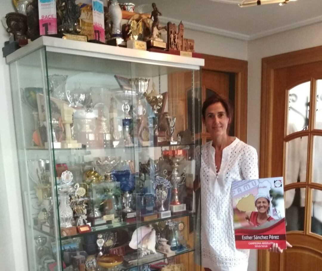 Esther Sánchez junto a sus trofeos en la peluquería