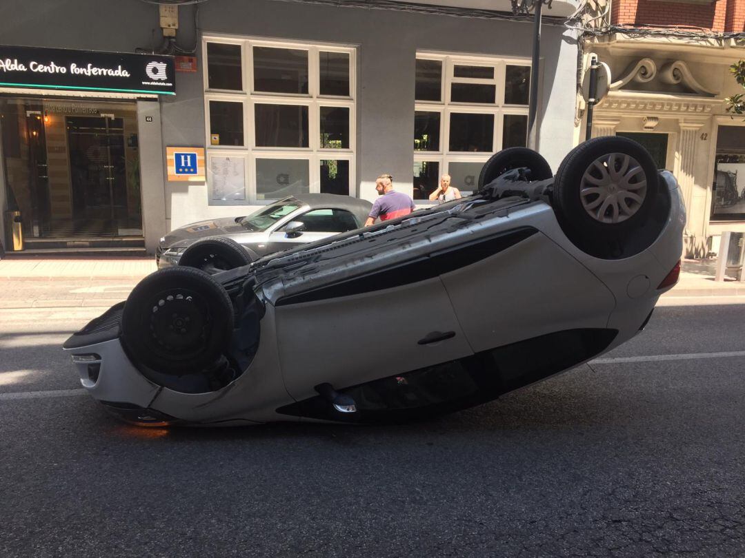 Vehículo volcado en Avenida la Puebla