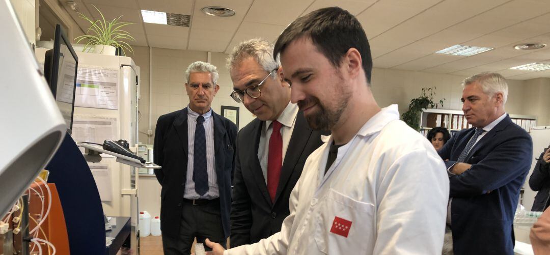 Carlos Izquierdo, consejero de medioambiente, durante su visita al Laboratorio de Control Lechero del IMIDRA