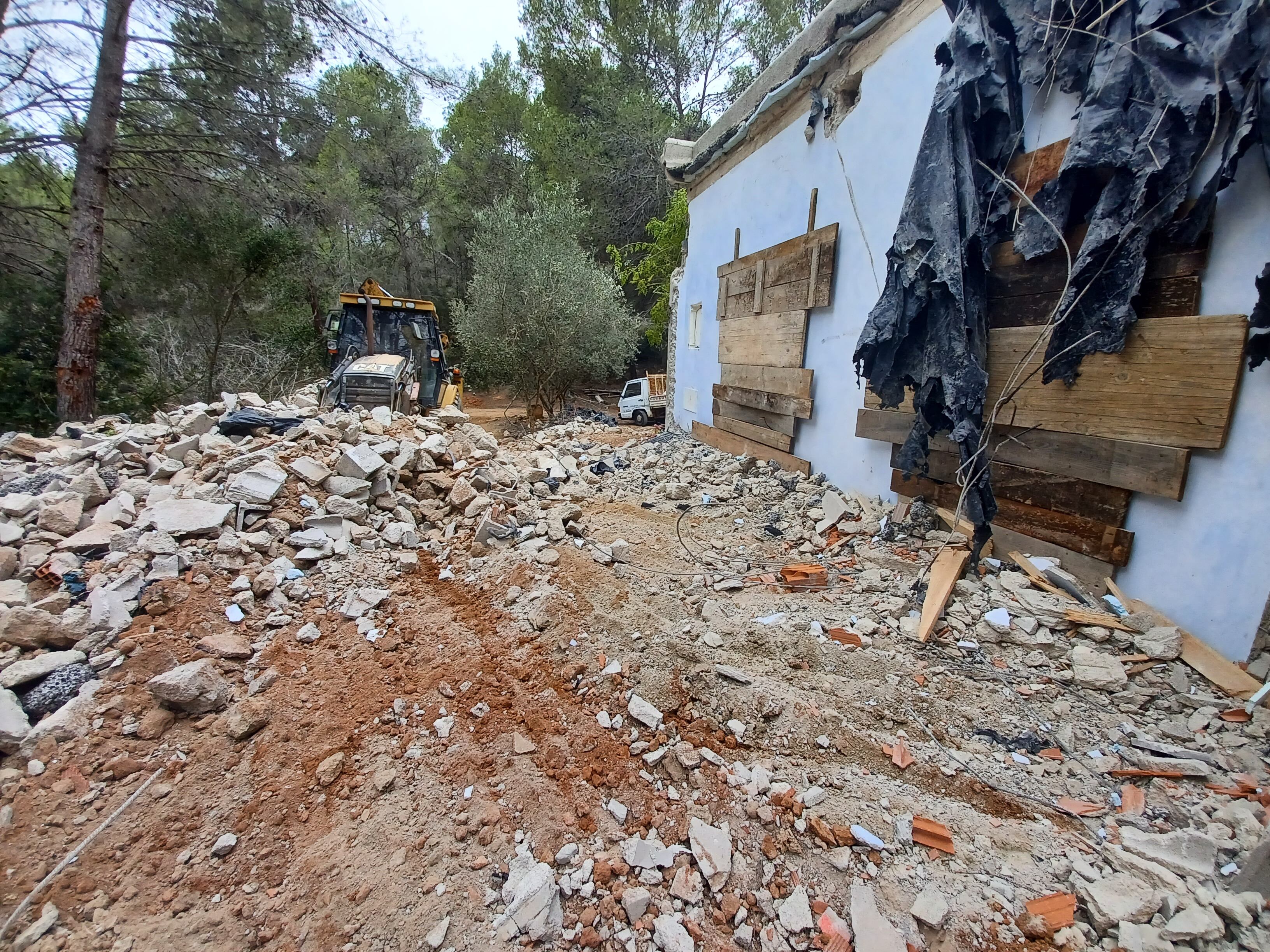 Momento del derribo de la escoleta (Ayuntamiento Santa Eulária)