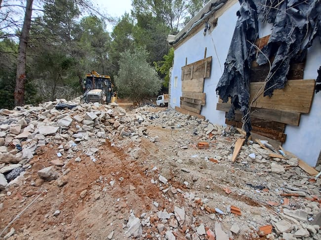 Momento del derribo de la escoleta (Ayuntamiento Santa Eulária)