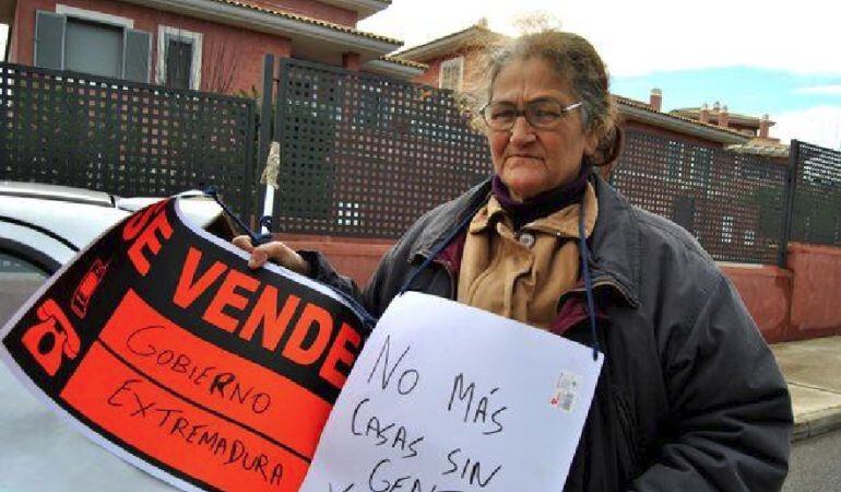 Juliana, una de las madres acampadas frente a la casa de José Antonio Monago ha sido detenida tras intentar ocupar una vivienda en Badajoz