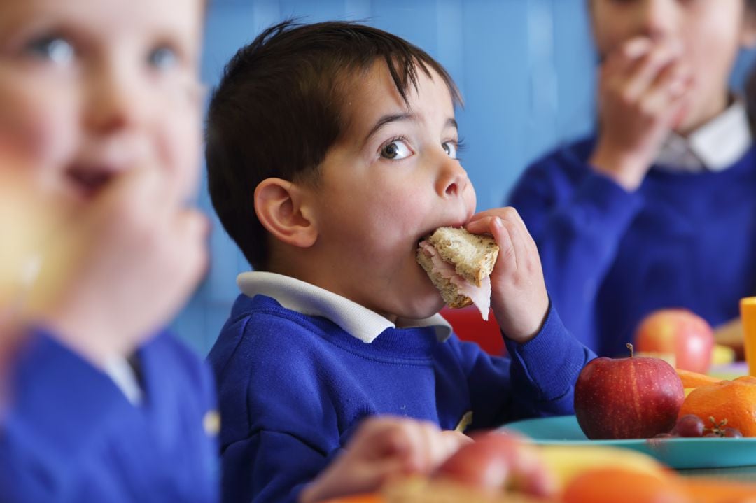 Niños en un comedor escolar.