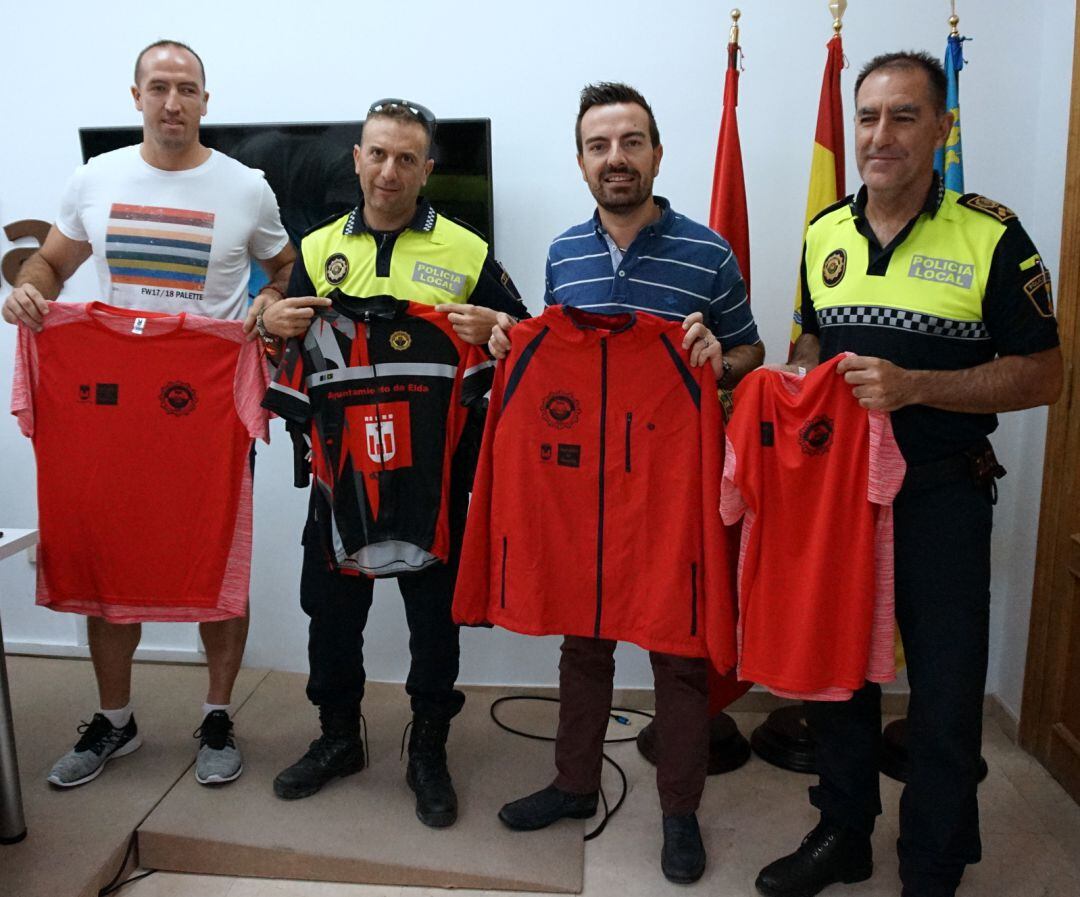 Los tres agentes de la Policía Local de Elda junto con el edil de Deportes, Fernando Gómez (2Dcha)