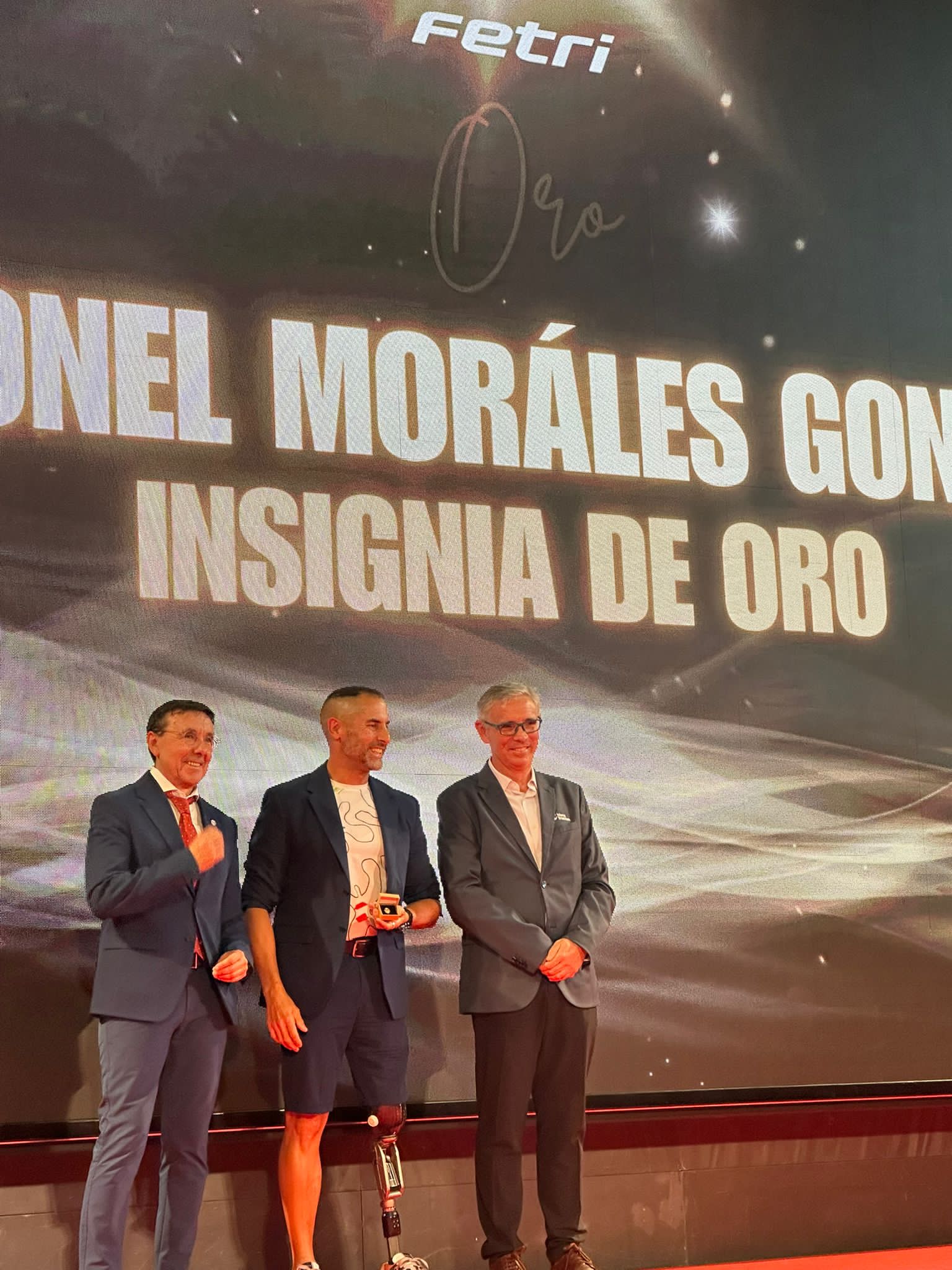 Lionel Morales recogiendo la insignia de oro de la Federación Española de Triatlón.