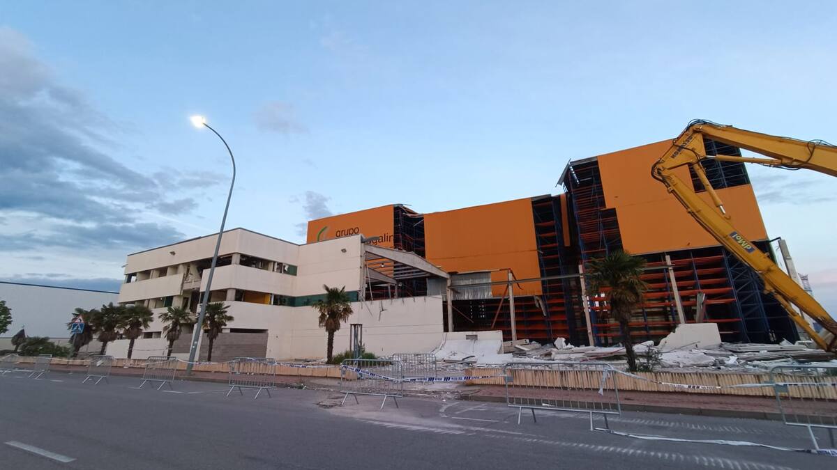 Demolición urgente de una nave logística en Cabanillas que amenazaba con desplomarse