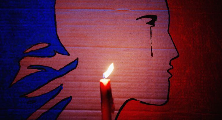 Vela encendida en homenaje a las víctimas del atentado terrorista de París, en la plaza Aotea.